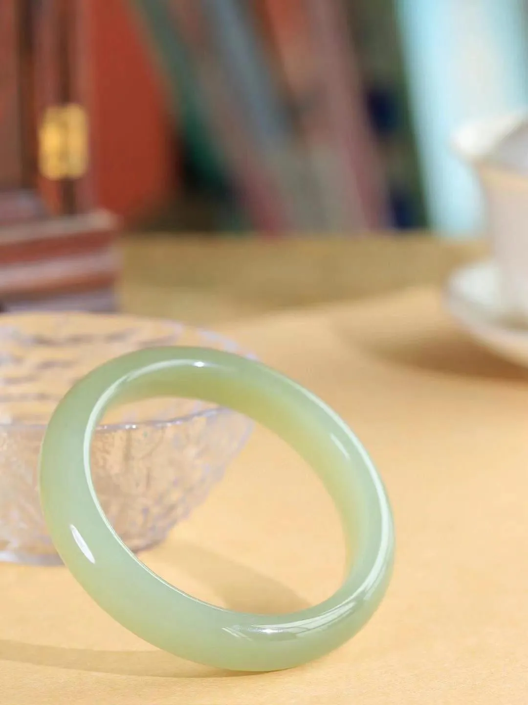 【温润于心.手镯】

精品️和田玉晴水手镯，如晴水般清澈，似晴空般纯净。每一缕纹理都诉说着大自然的馈赠，温润细腻，触手生温。佩戴它，仿佛将一片宁静的晴水湖戴在腕间，优雅从容，气质非凡。重53克  尺寸56-13-8.6mm  89502253A