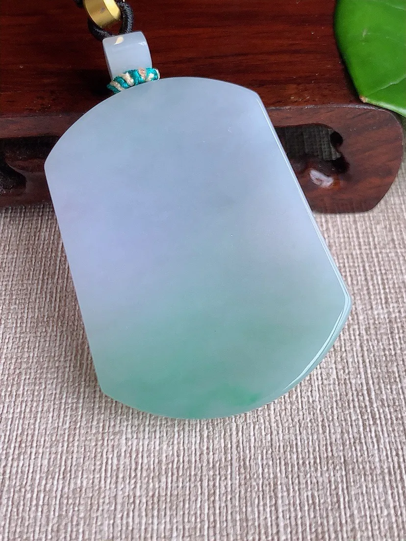 a货翡翠老坑冰种春彩紫罗兰飘绿无事牌吊坠 尺寸51.6×39×6mm 重量40.00g 0620