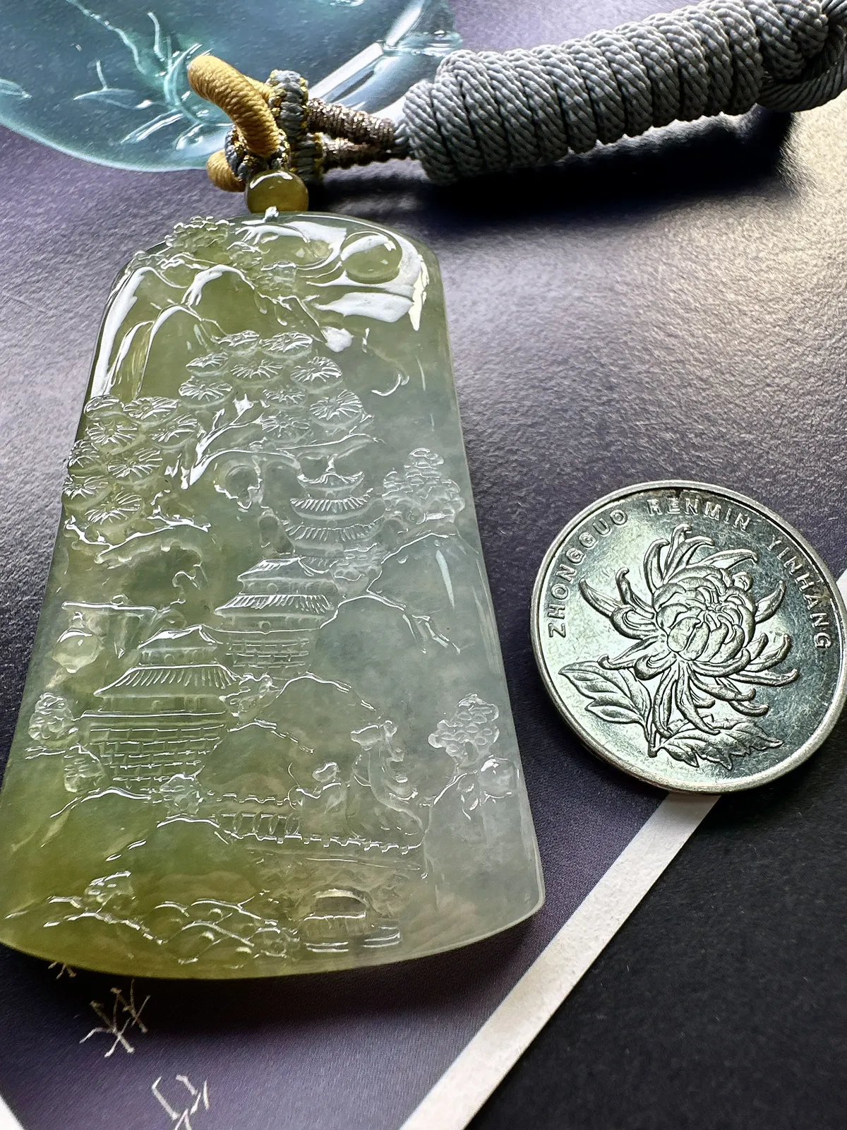【冰种黄翡山水】种地很不错，冰感十足，通透度好，画面感强烈，稀有的好山水