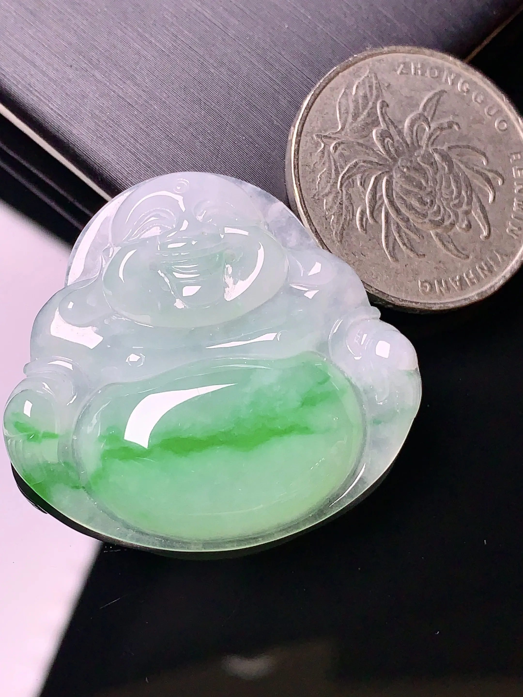 飘绿佛公吊坠 玉质细腻 色泽艳丽 整体尺寸32.8*35.3*6.3
