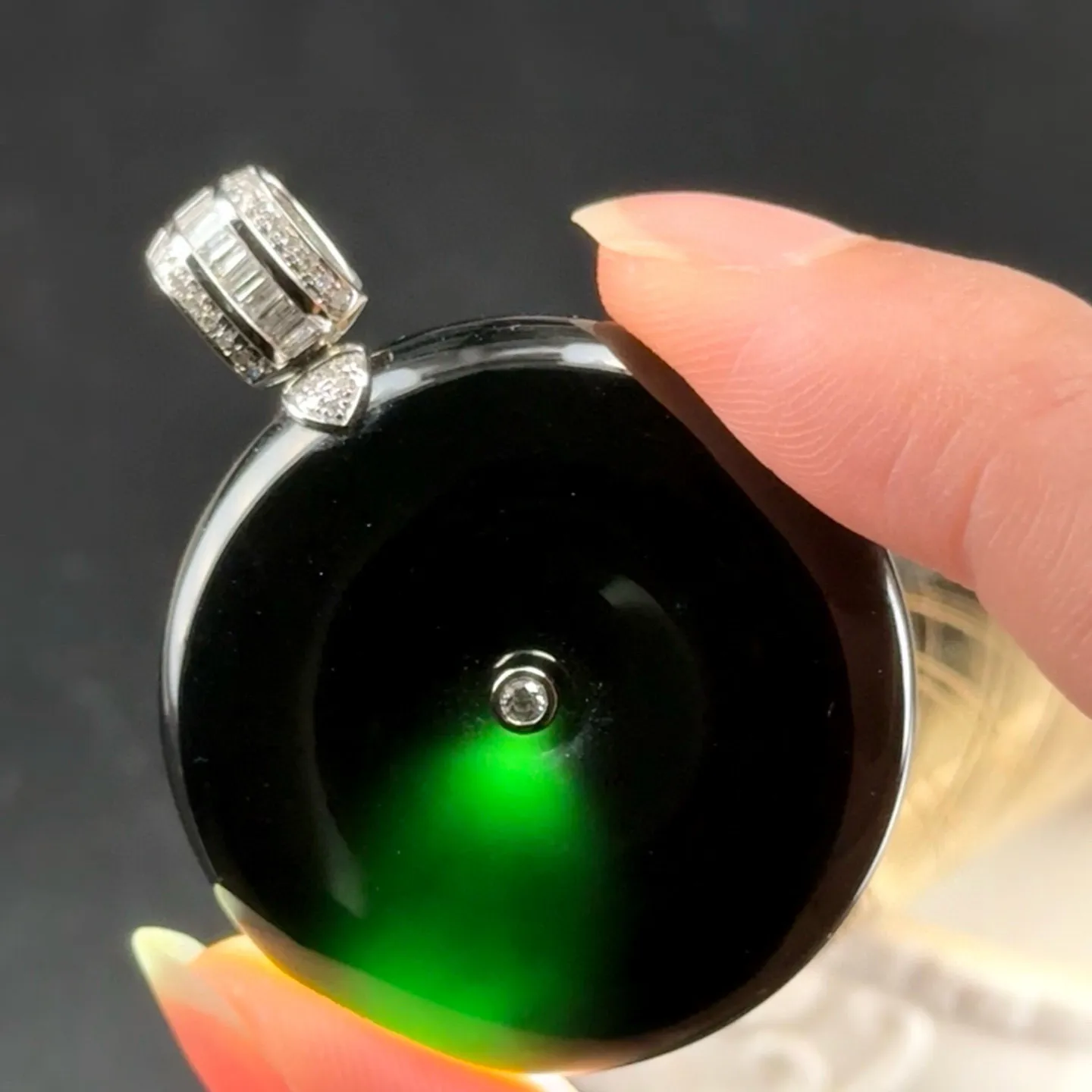 精品18k墨翠平安扣吊坠 种好色正 黑度极好 打灯通透 油性十足 尺寸35.6