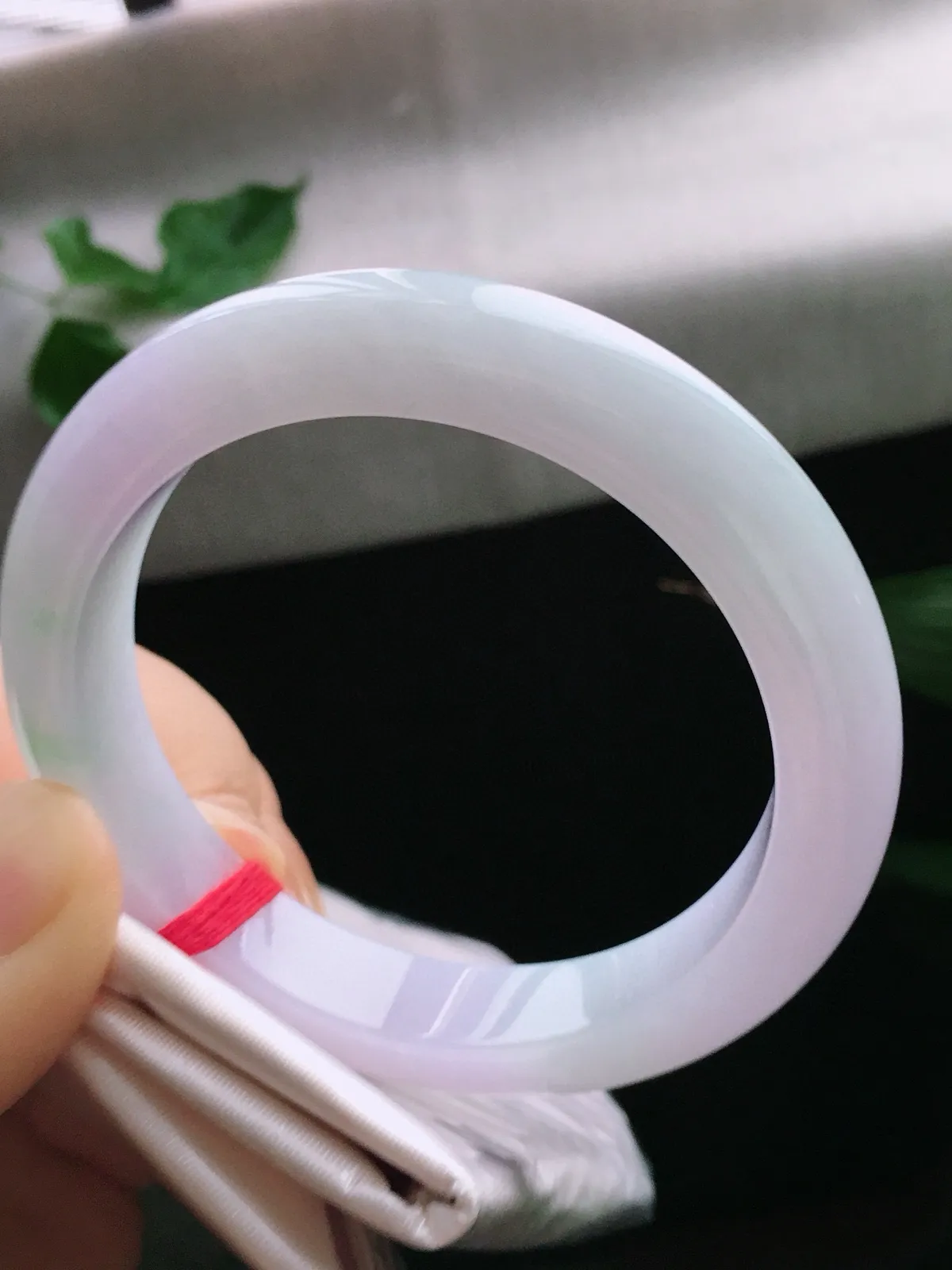 圈口55.5，正圈手镯，春彩，玉质冰润细腻，尺寸55.5-11.5-8.3mm