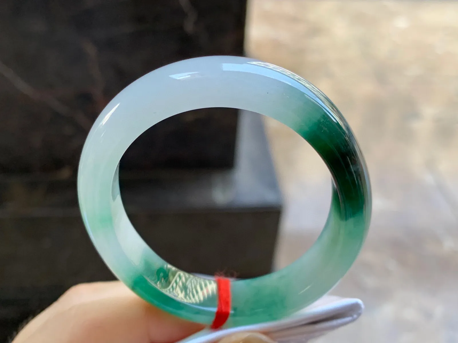 绿花贵妃镯
尺寸：52.5-11.5-7.5mm
肉质细腻干净～正圈50 51可以戴