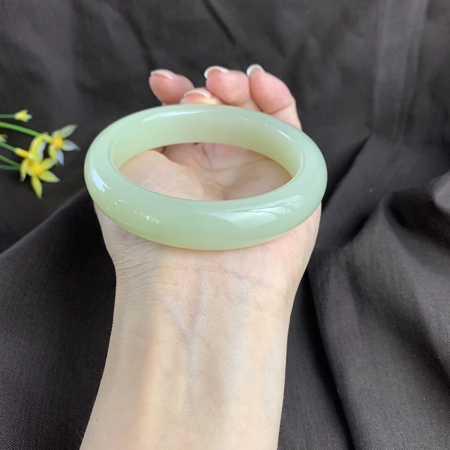 和田玉58.5圈口且末料手镯，玉质细腻油润 底色纯净 脂粉好，品质
