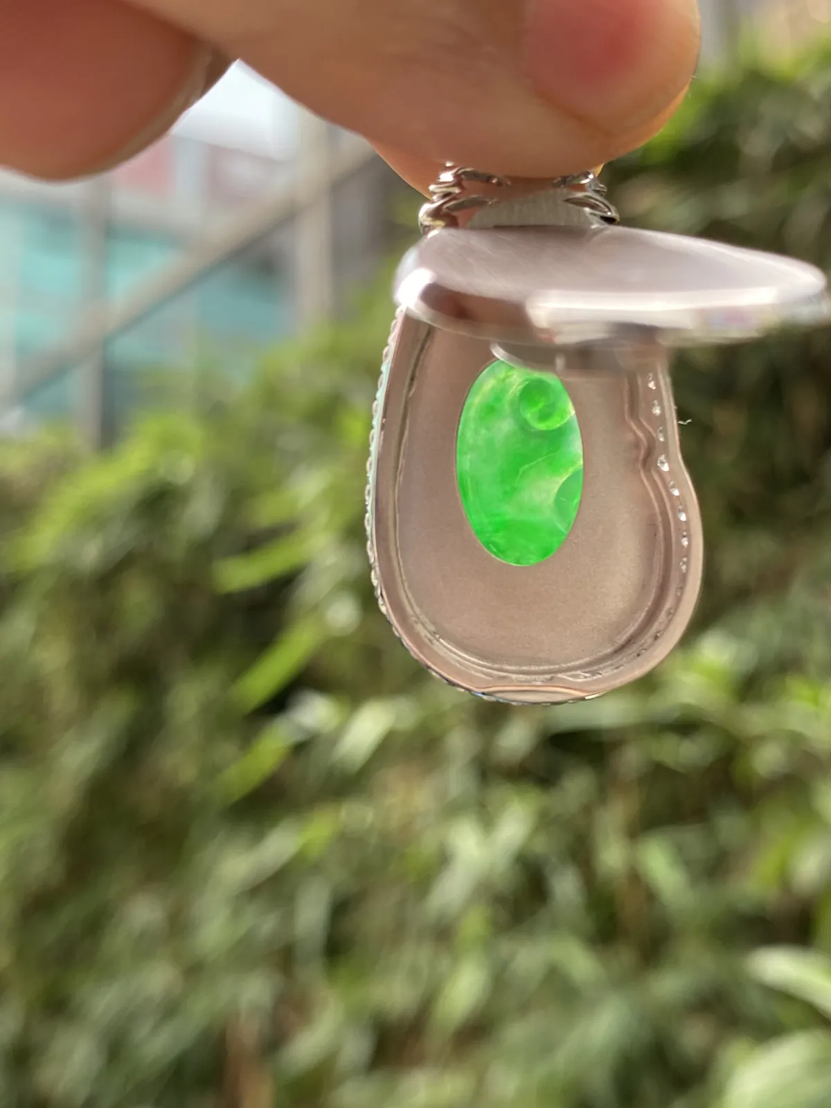 超美推荐 【冰🧊阳绿如意吊坠】色阳色绿，无纹裂，冰透，种老细腻，均匀，18k金天然钻镶嵌，石头尺寸不小28.2*18.8*2.5，上身超美，性价比超高～～