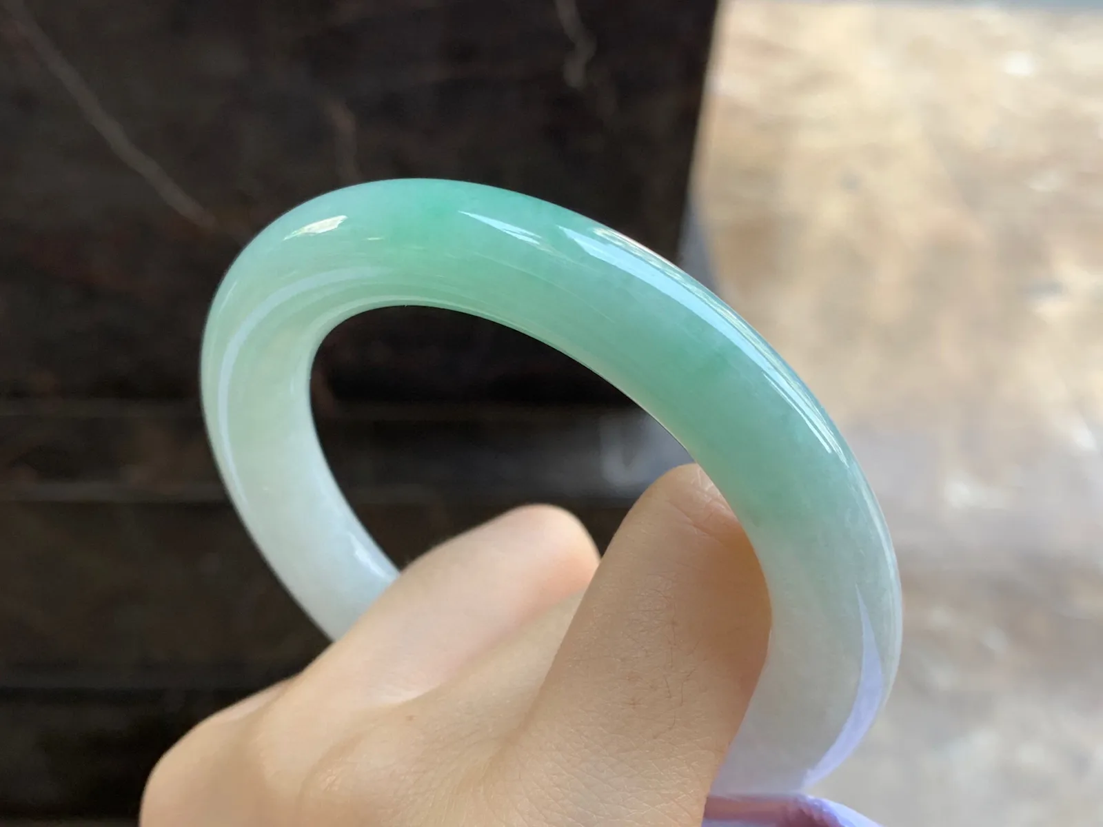 带色圆条手镯
尺寸：58-11.3-12.3mm
肉质细腻干净～小清新