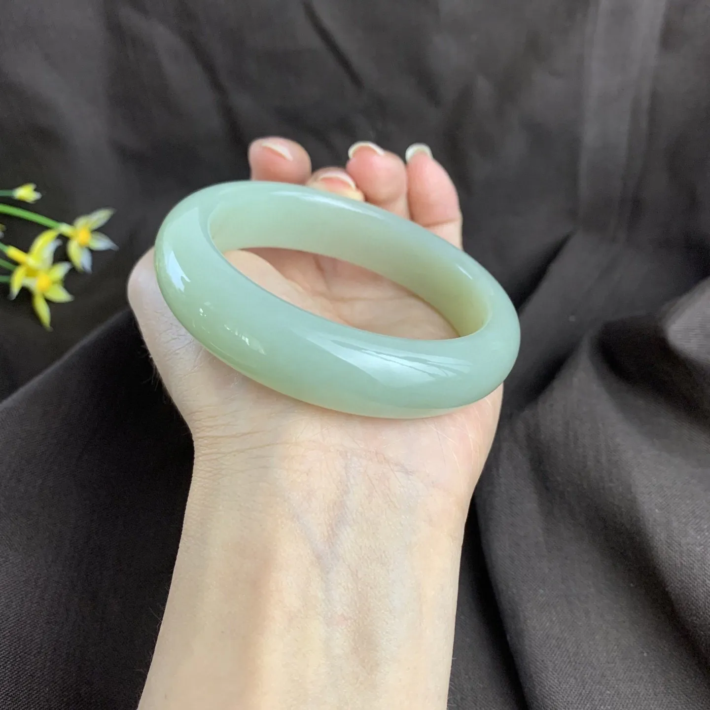 和田玉58圈口且末料手镯，圈口58宽15左右，玉质细腻油润 底色纯净 脂粉好，品质