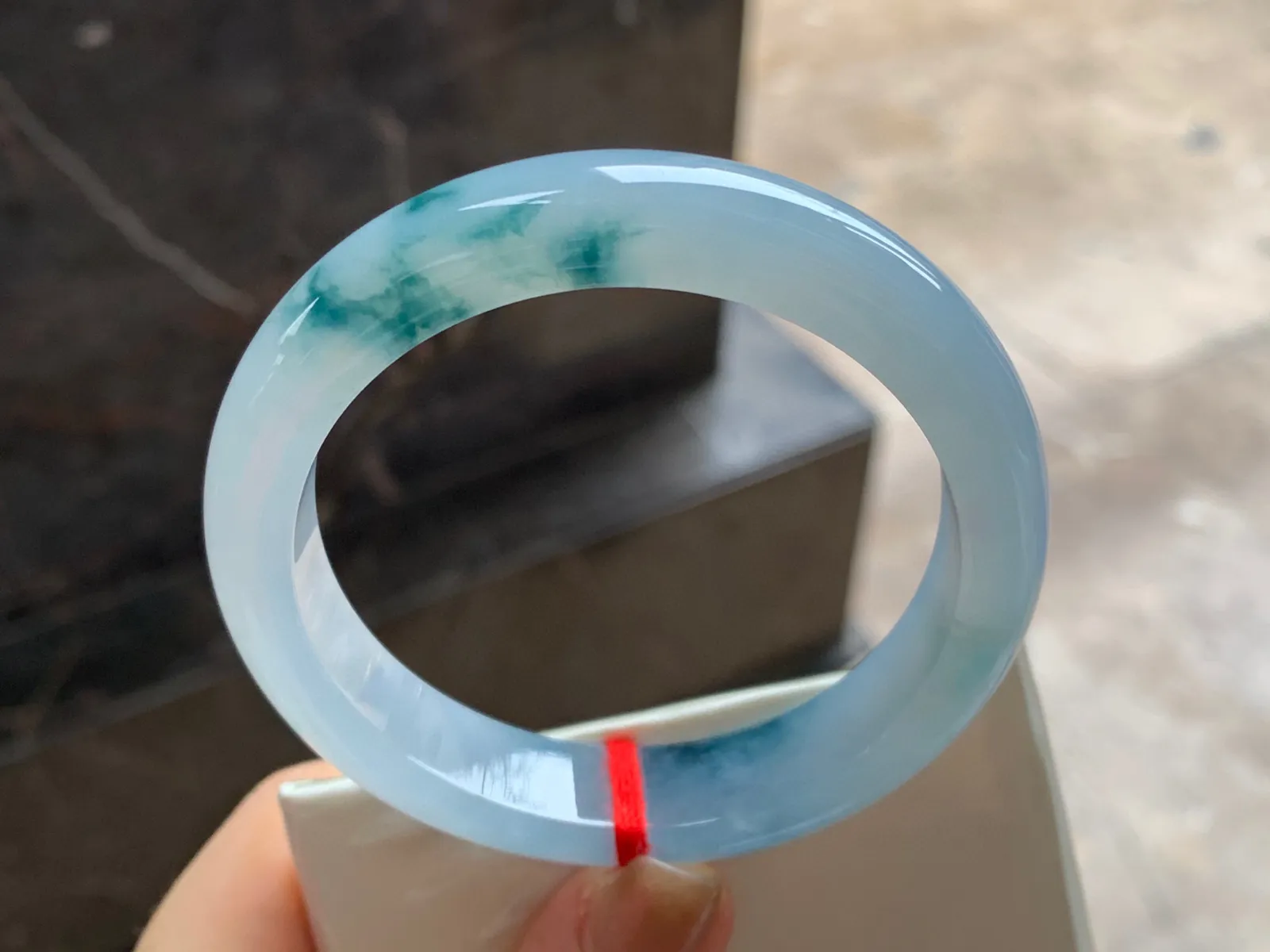 飘花手镯
尺寸：54.8-12-8.2mm
肉质细腻水润～上手漂亮