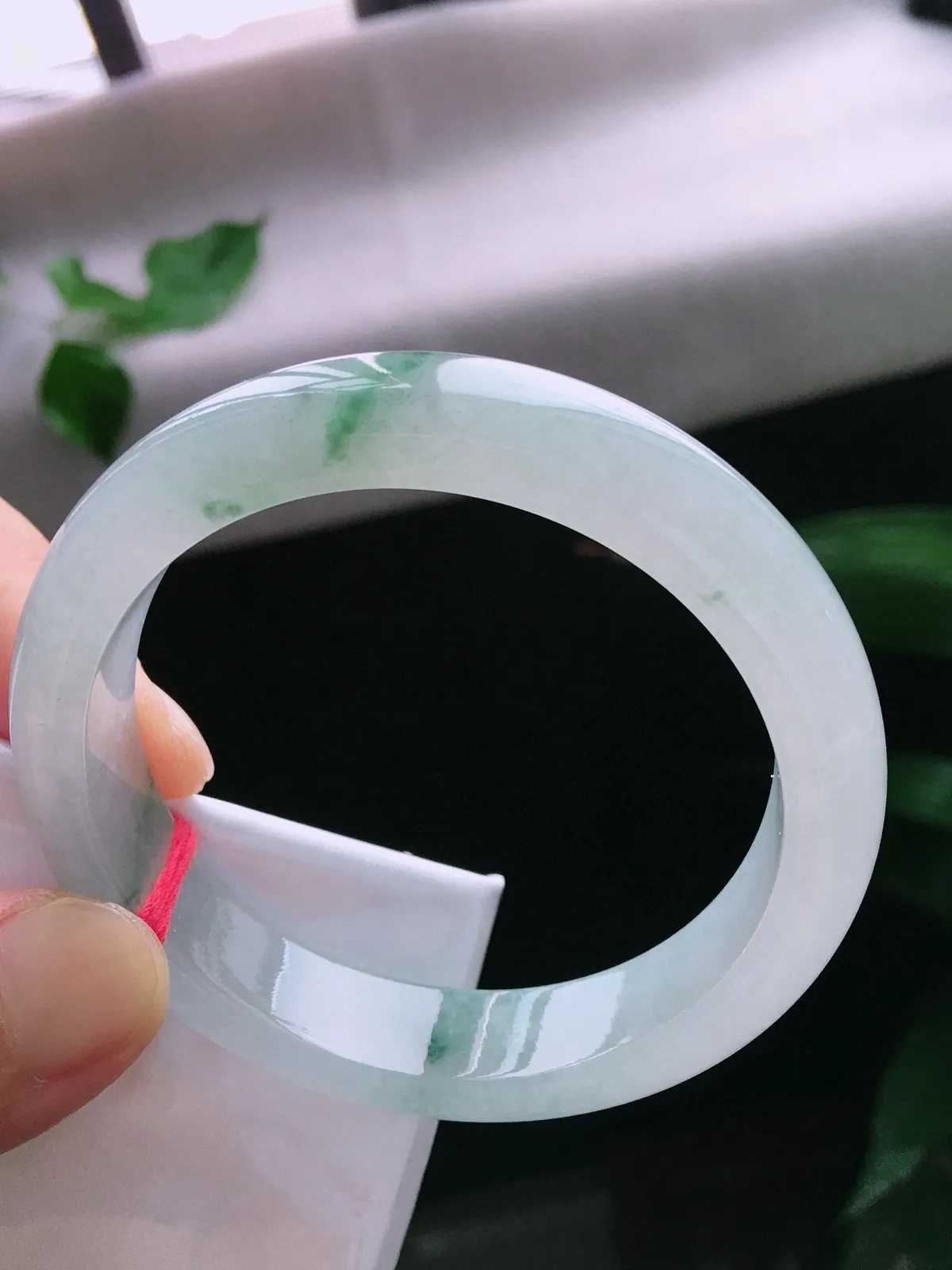圈口56.3，正圈手镯，飘花，玉质冰润细腻，尺寸56.3-13.2-7.8mm