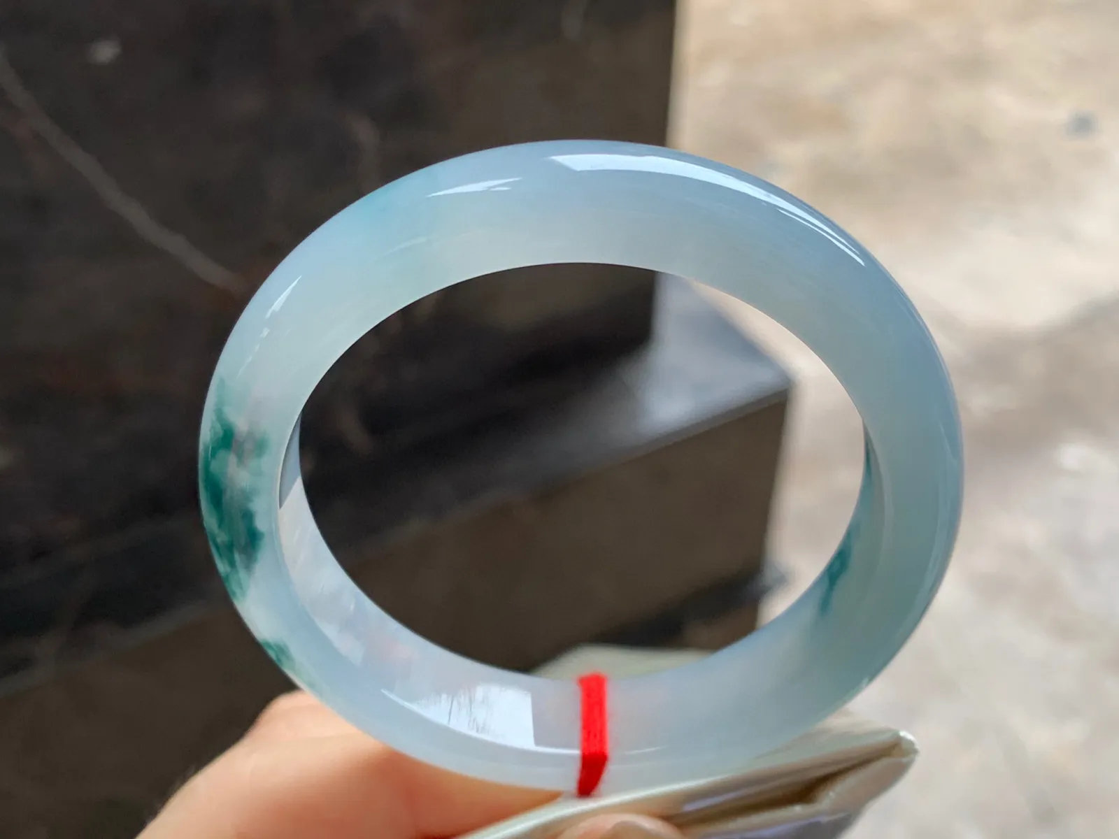 飘花手镯
尺寸：54.8-12-8.2mm
肉质细腻水润～上手漂亮