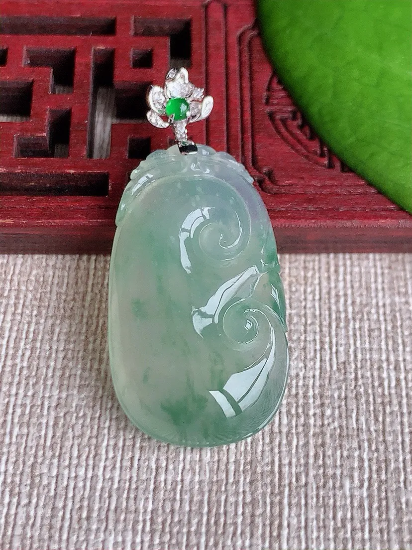 a货翡翠老坑冰种18K金扣头飘花如意吊坠 尺寸38.8×30.8×17.6×6.3mm 重量7.52g 0619