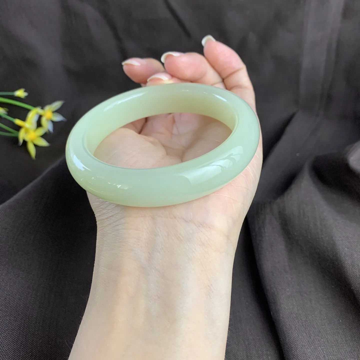 和田玉58.5圈口且末料手镯，玉质细腻油润 底色纯净 脂粉好，品质