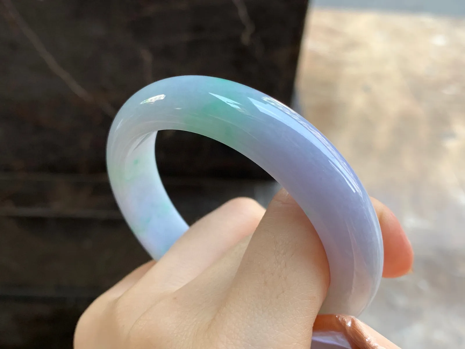 春带彩手镯
尺寸：56.7-13.8-8.9mm
肉质细腻干净～颜色搭配好看