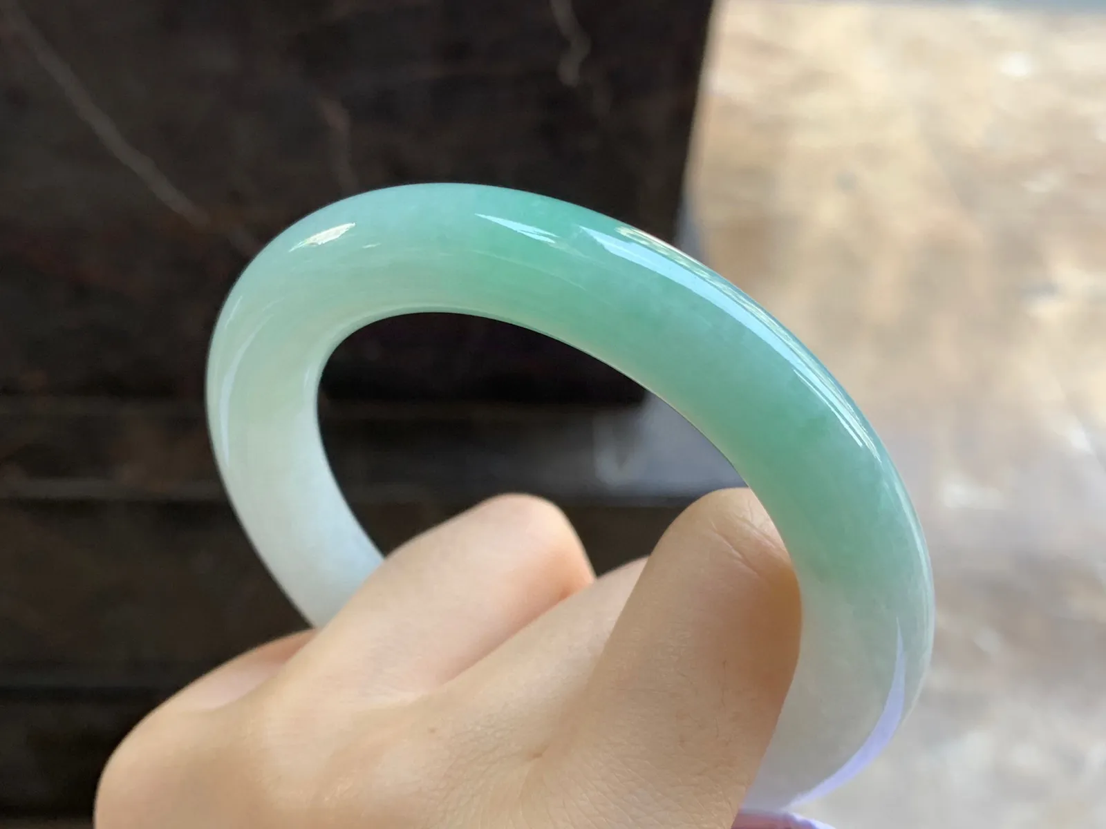 带色圆条手镯
尺寸：58-11.3-12.3mm
肉质细腻干净～小清新