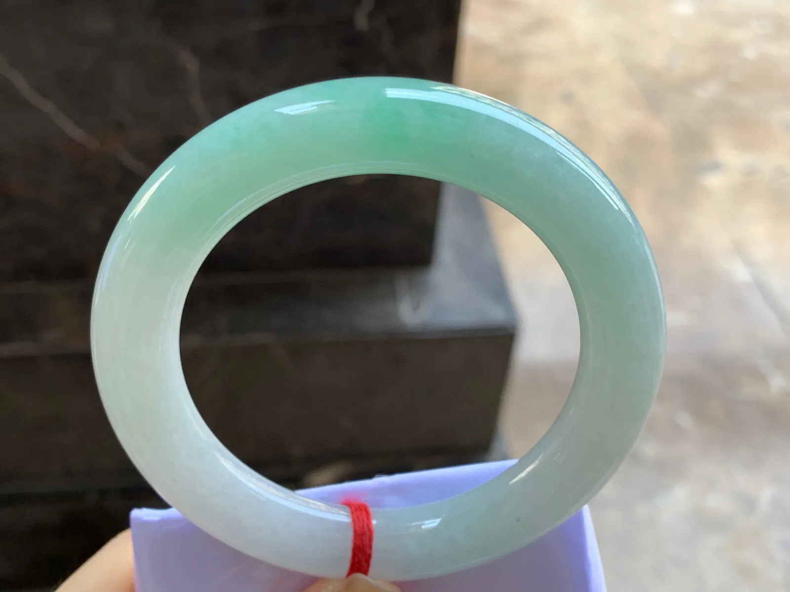 带色圆条手镯
尺寸：58-11.3-12.3mm
肉质细腻干净～小清新