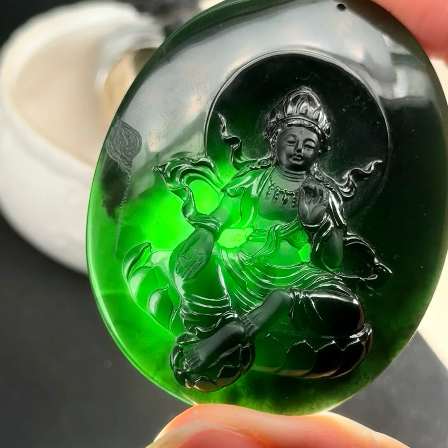 精品墨翠观音牌 种好色正 黑度极好 打灯通透 油性十足 尺寸63.3
