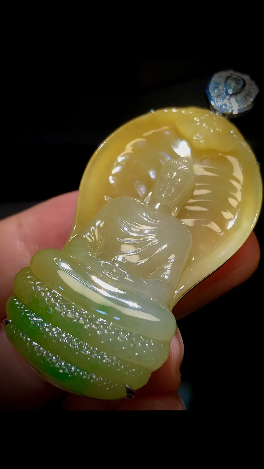 【释迦摩尼佛·守护神】，黄+绿厚装翡翠料子，
裸石57.5-31-13.5mm，
整体70-31-1