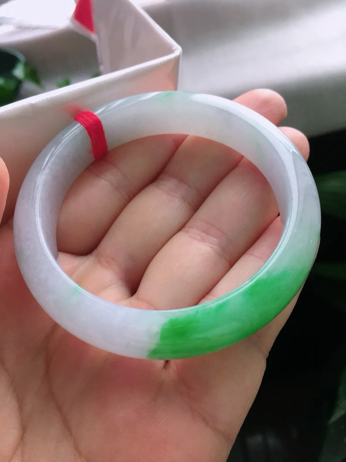 圈口56，正圈手镯，玉质冰润细腻，色泽鲜艳，尺寸56-12.9-7.9mm