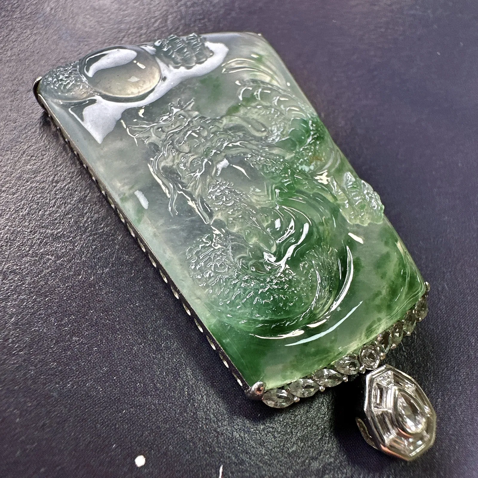 【冰种飘绿龙牌】古龙作品，神龙护主，质地细腻，起胶感，生肖佩戴，18k金钻镶嵌，裸石尺寸42.8*30.6*5.7毫米