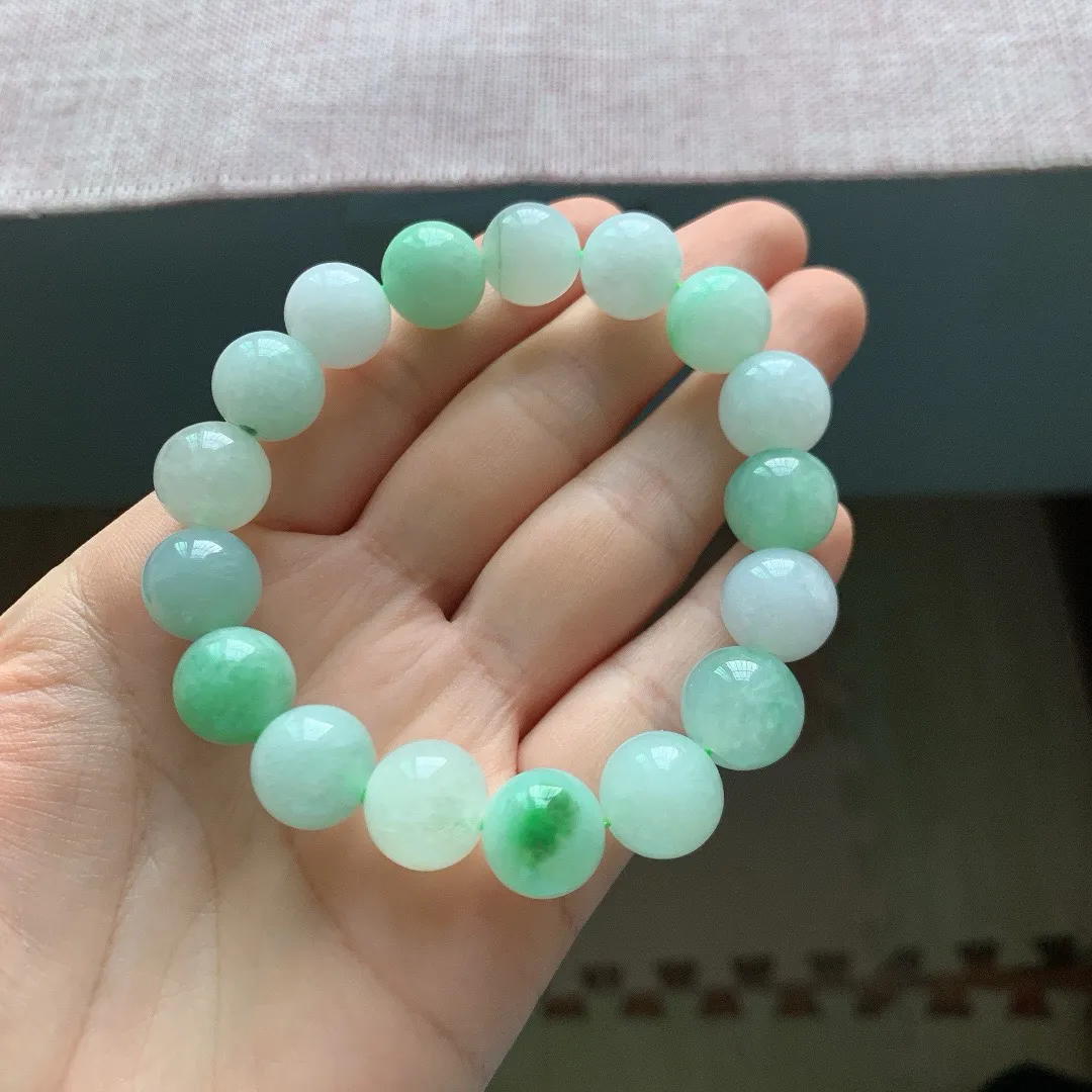 自然光实拍，老坑冰润飘绿翡翠手串手链，尺寸:17颗×13mm，重量57.14
