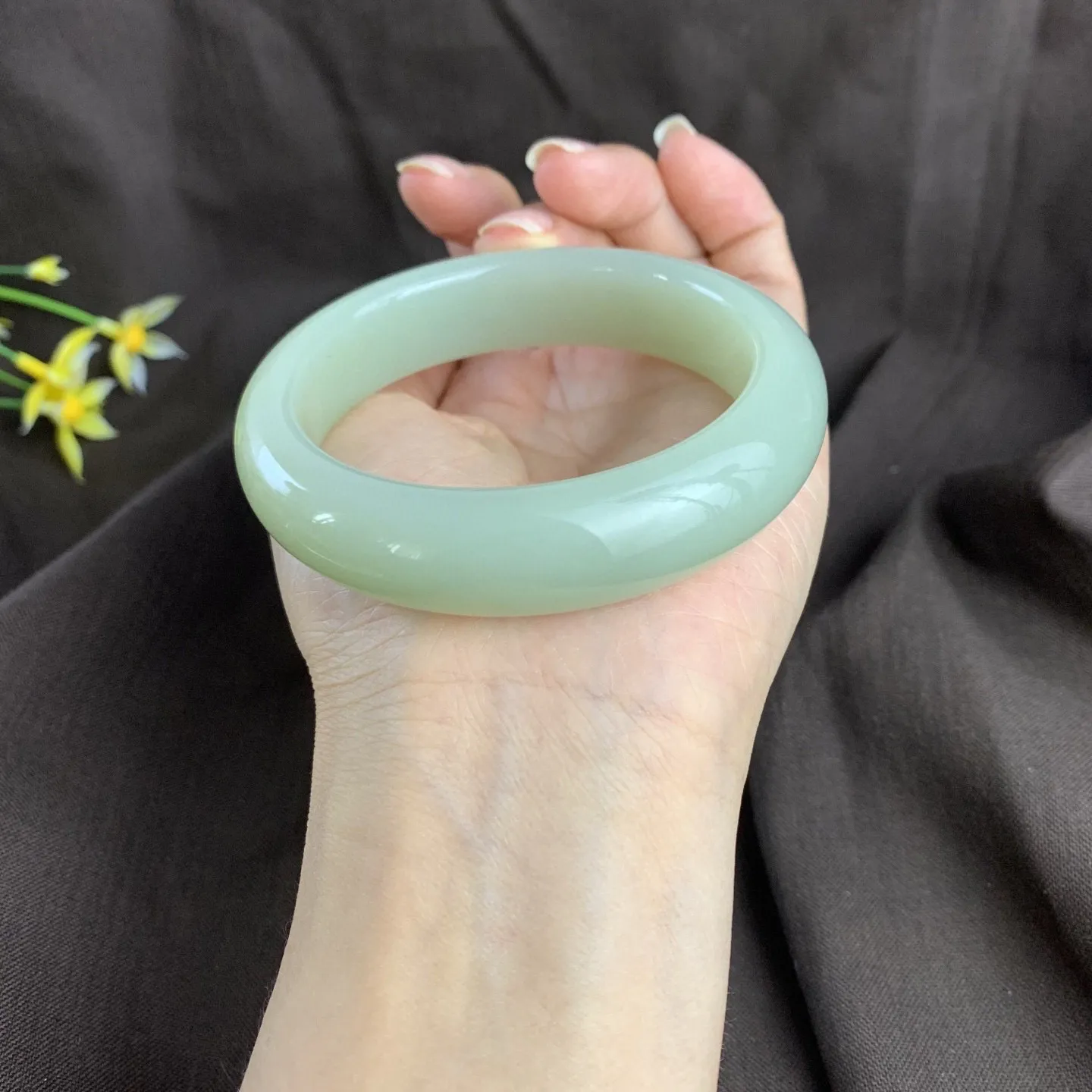 和田玉58圈口且末料手镯，圈口58宽15左右，玉质细腻油润 底色纯净 脂粉好，品质