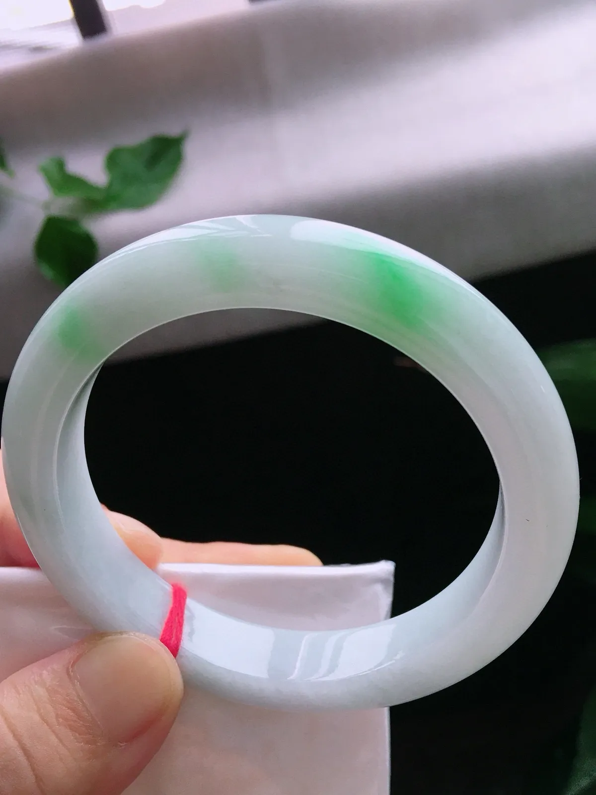 圈口59，正圈手镯，飘色花，玉质水润，尺寸59-12.3-9mm