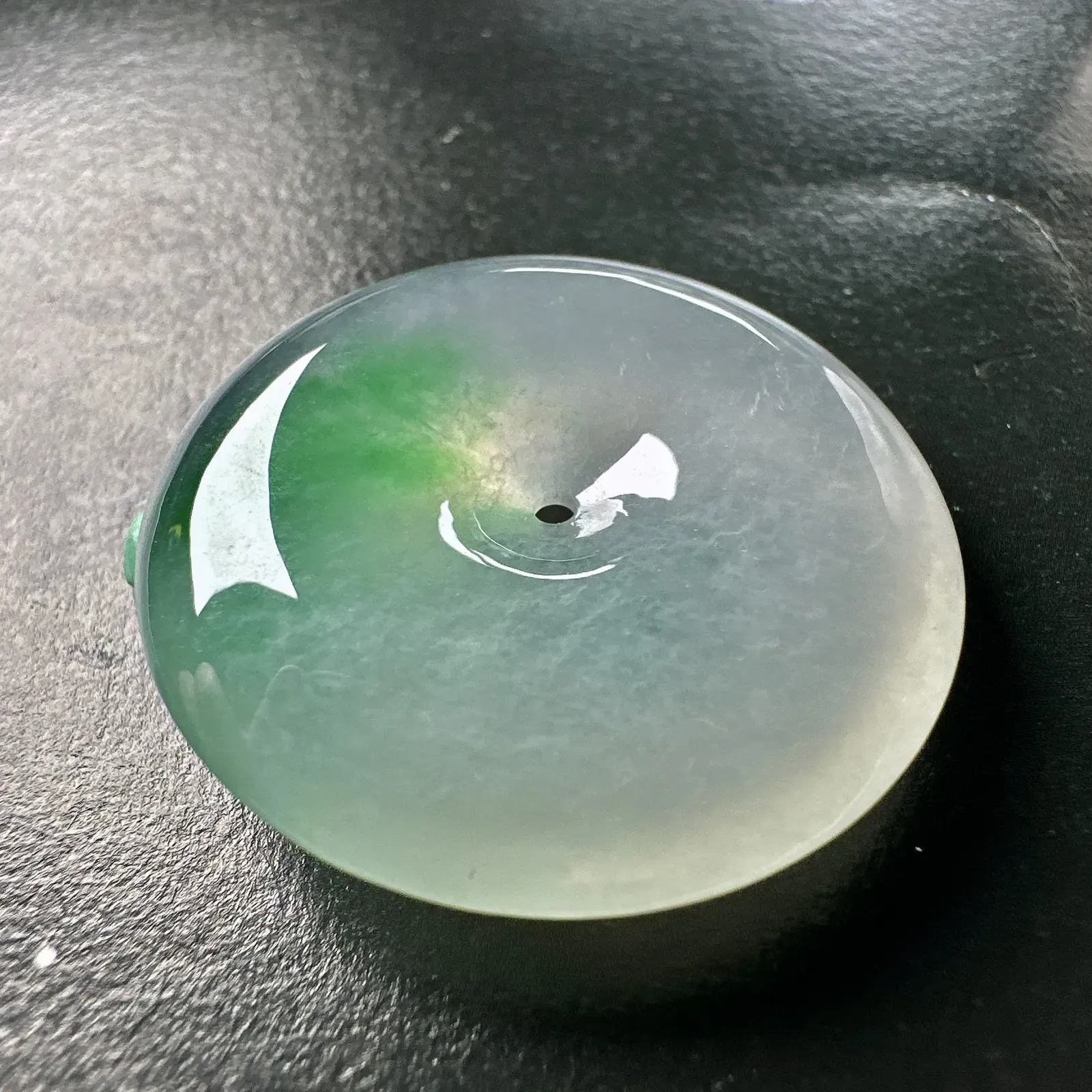 【冰种飘绿平安扣】质地非常细腻，冰润十足，种老冰透，荧光闪耀。