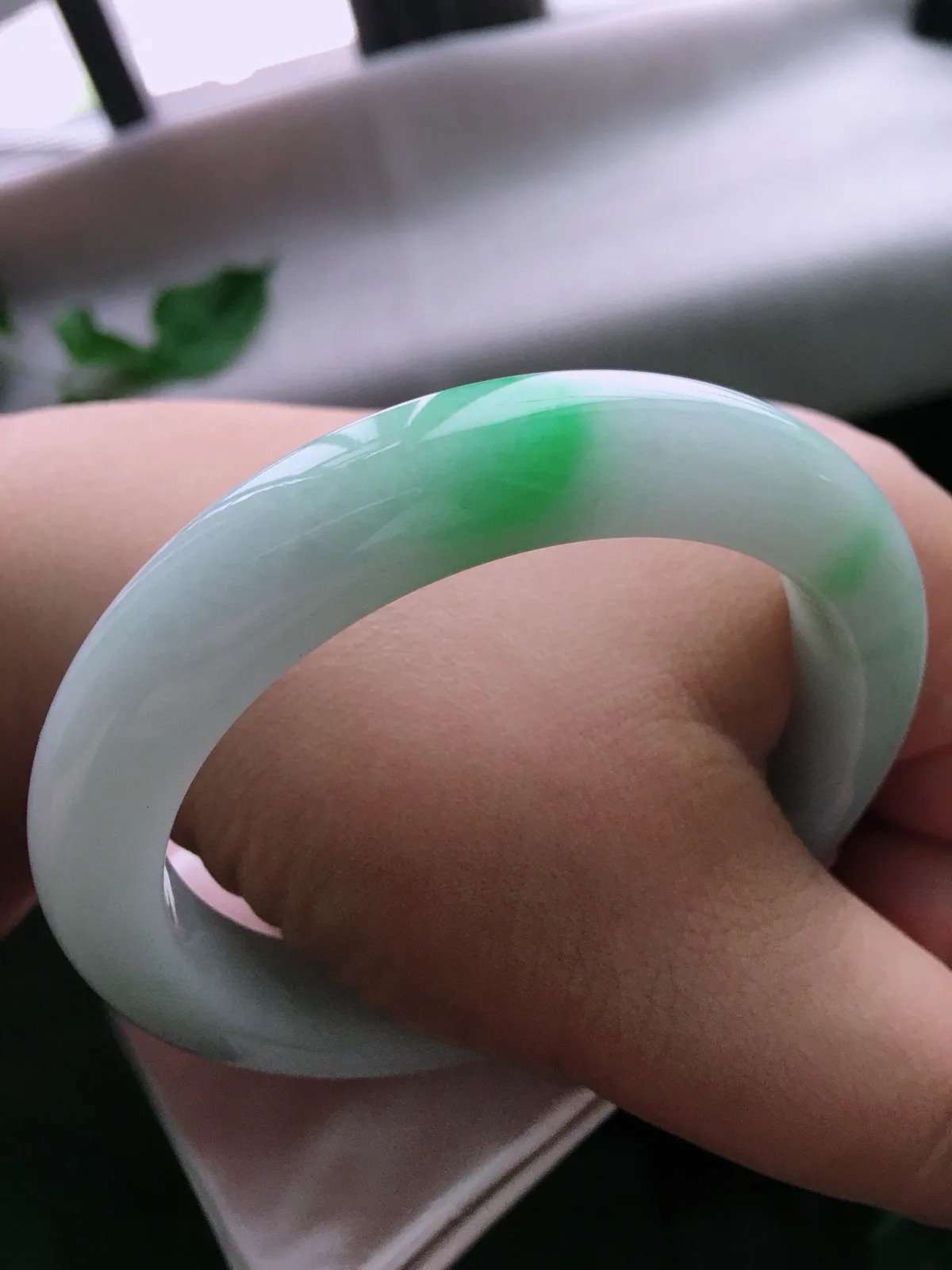 圈口59，正圈手镯，飘色花，玉质水润，尺寸59-12.3-9mm