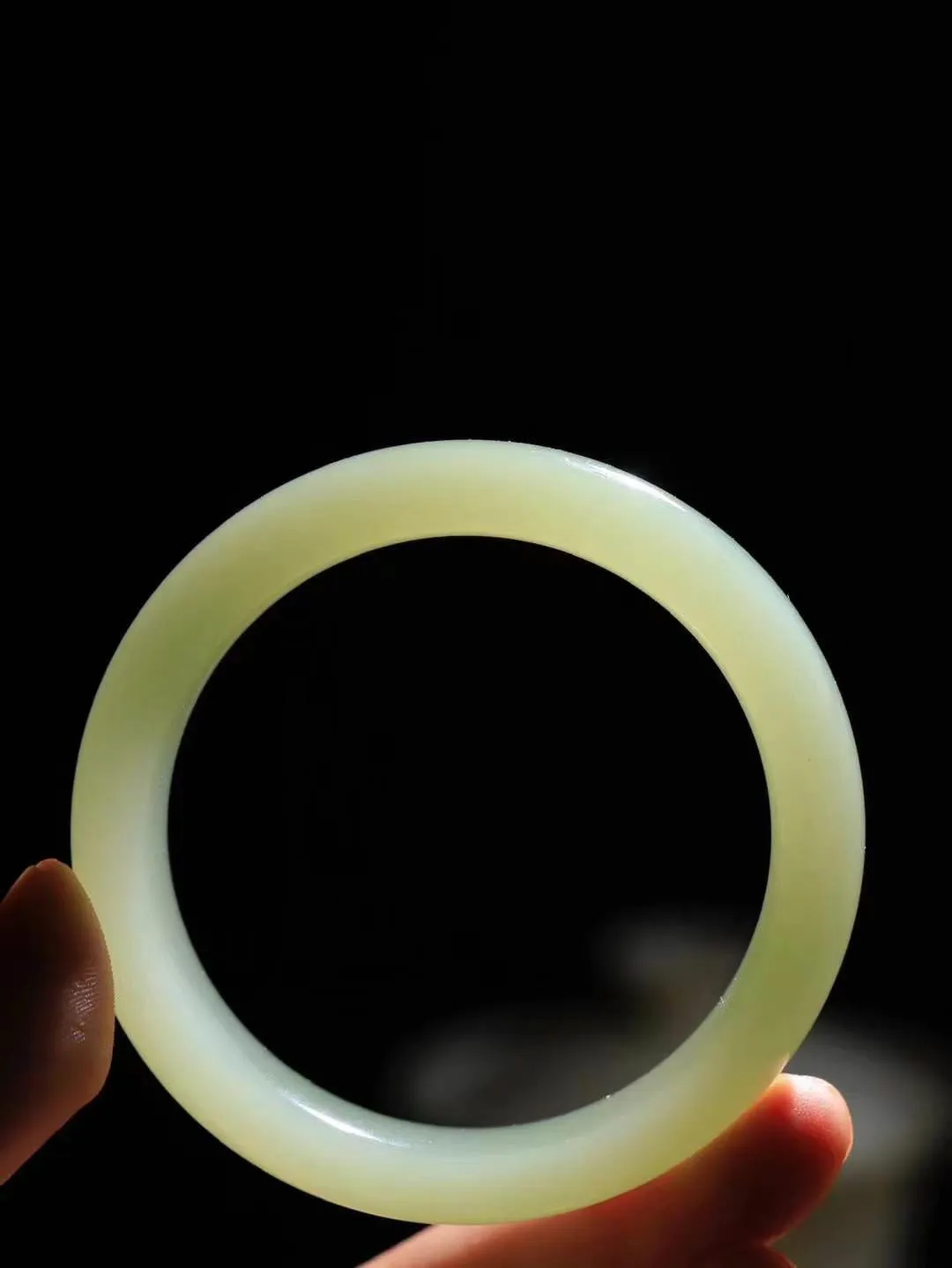 【温润于心.手镯】

精品️和田玉晴水手镯，如晴水般清澈，似晴空般纯净。每一缕纹理都诉说着大自然的馈赠，温润细腻，触手生温。佩戴它，仿佛将一片宁静的晴水湖戴在腕间，优雅从容，气质非凡。重53克  尺寸56-13-8.6mm  89502253A