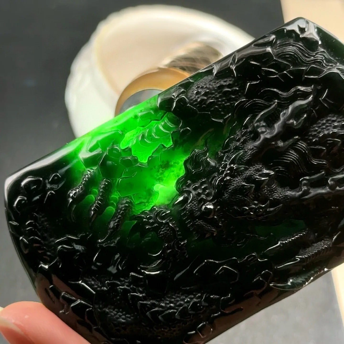 墨翠龙牌 种好色正 黑度极好 打灯通透 油性十足 尺寸81