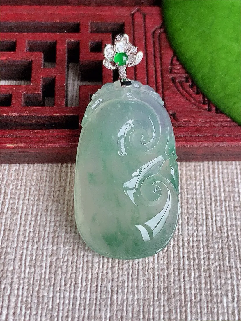 a货翡翠老坑冰种18K金扣头飘花如意吊坠 尺寸38.8×30.8×17.6×6.3mm 重量7.52