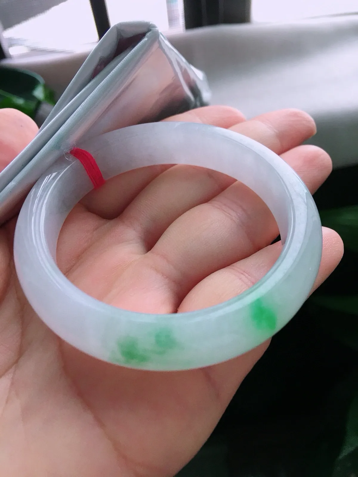 圈口55，正圈手镯，飘花，玉质冰润细腻，尺寸55-16.7-7.8mm