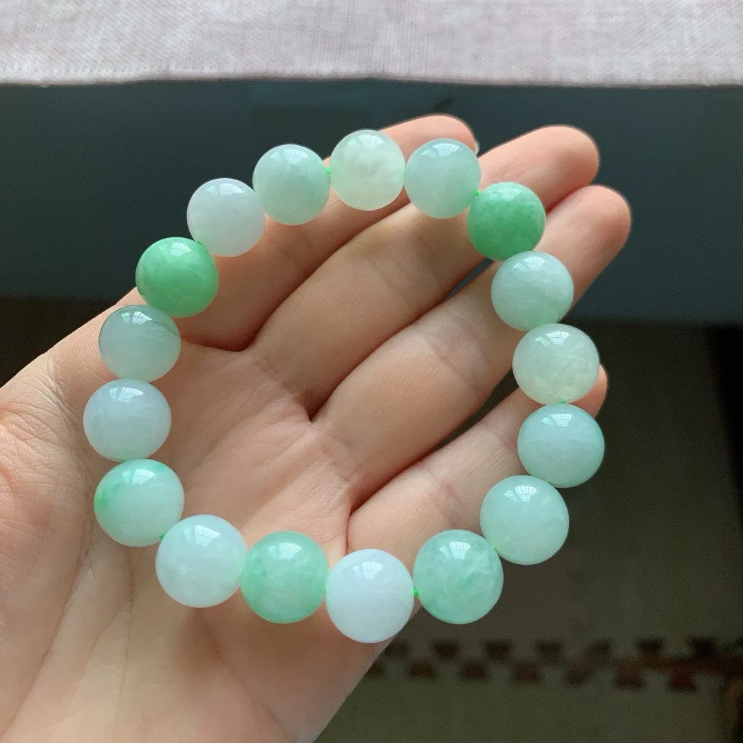 自然光实拍，老坑冰润飘绿翡翠手串手链，尺寸:17颗×13mm，重量57.14