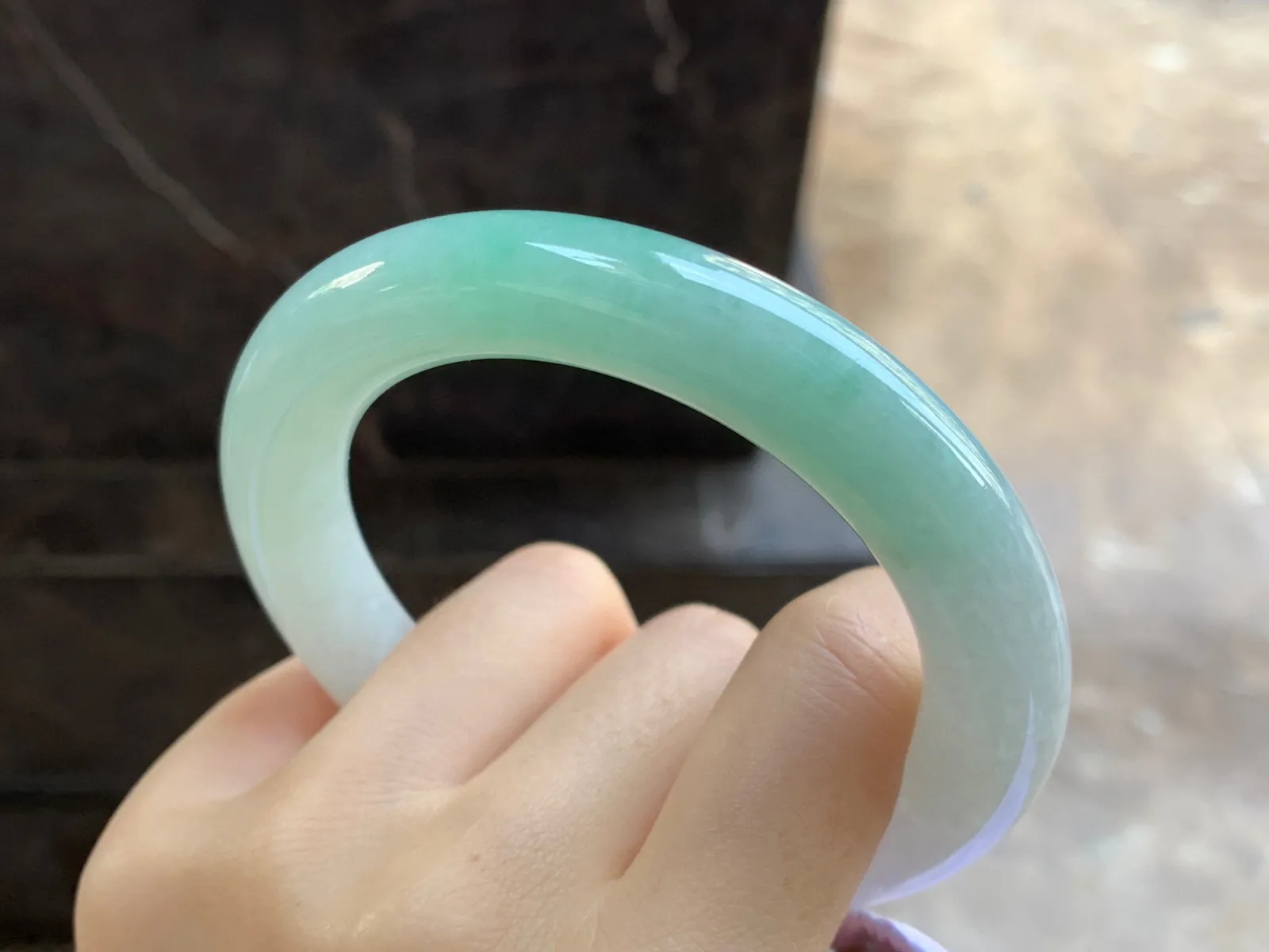 带色圆条手镯
尺寸：58-11.3-12.3mm
肉质细腻干净～小清新
