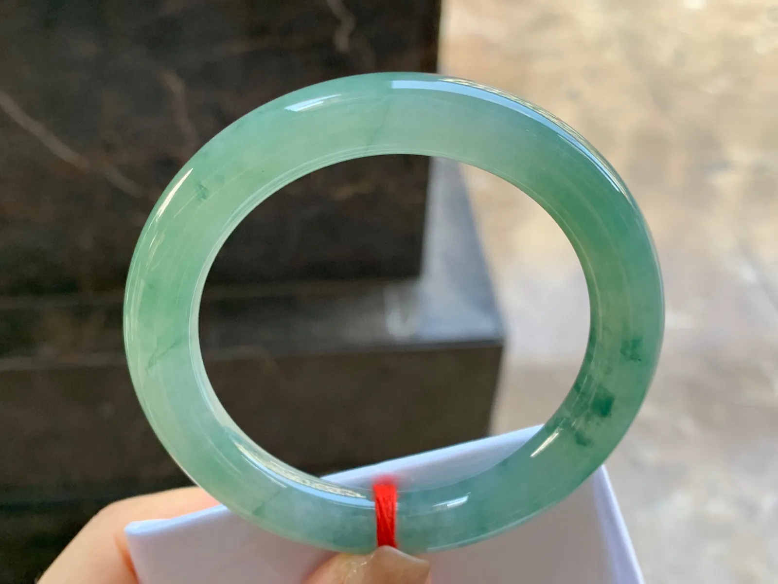 飘花圆条手镯
尺寸：54-9.6mm
种水好 有底色