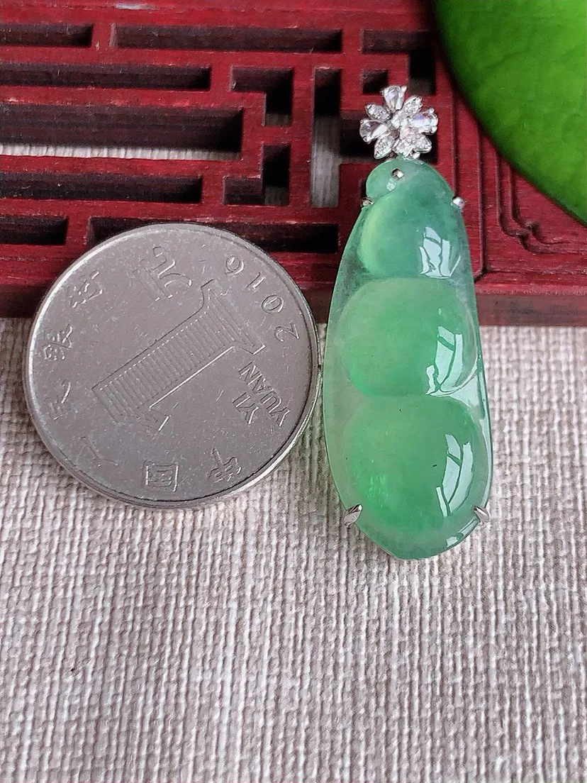 a货翡翠老坑冰种18K金伴钻镶嵌甜绿四季豆福豆平安豆吊坠 尺寸40.3×34×13.4×7mm 重量5.00g 0619