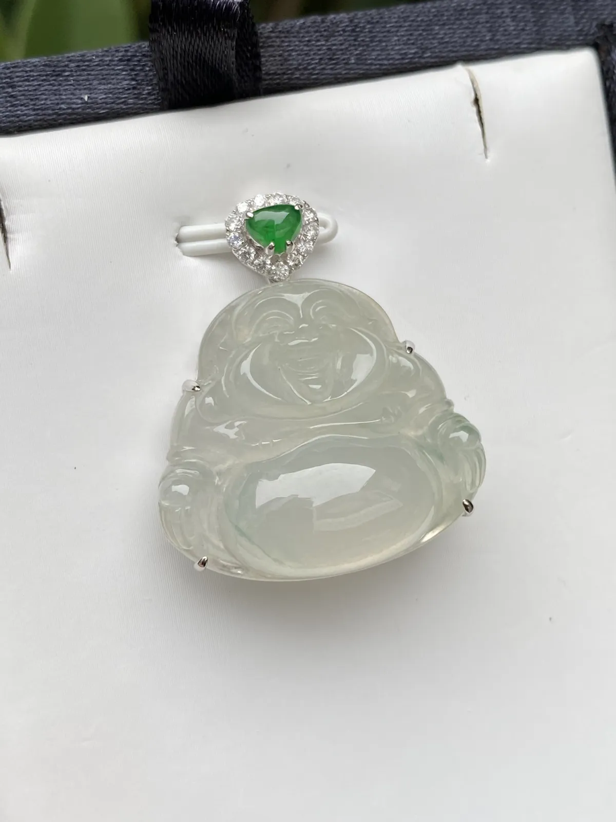 推荐【冰起光佛公】无纹裂，冰透，种老起荧光，细腻，大师级开脸，笑容可掬，水水润润，品相佳，护佑佳品，超值哦～～