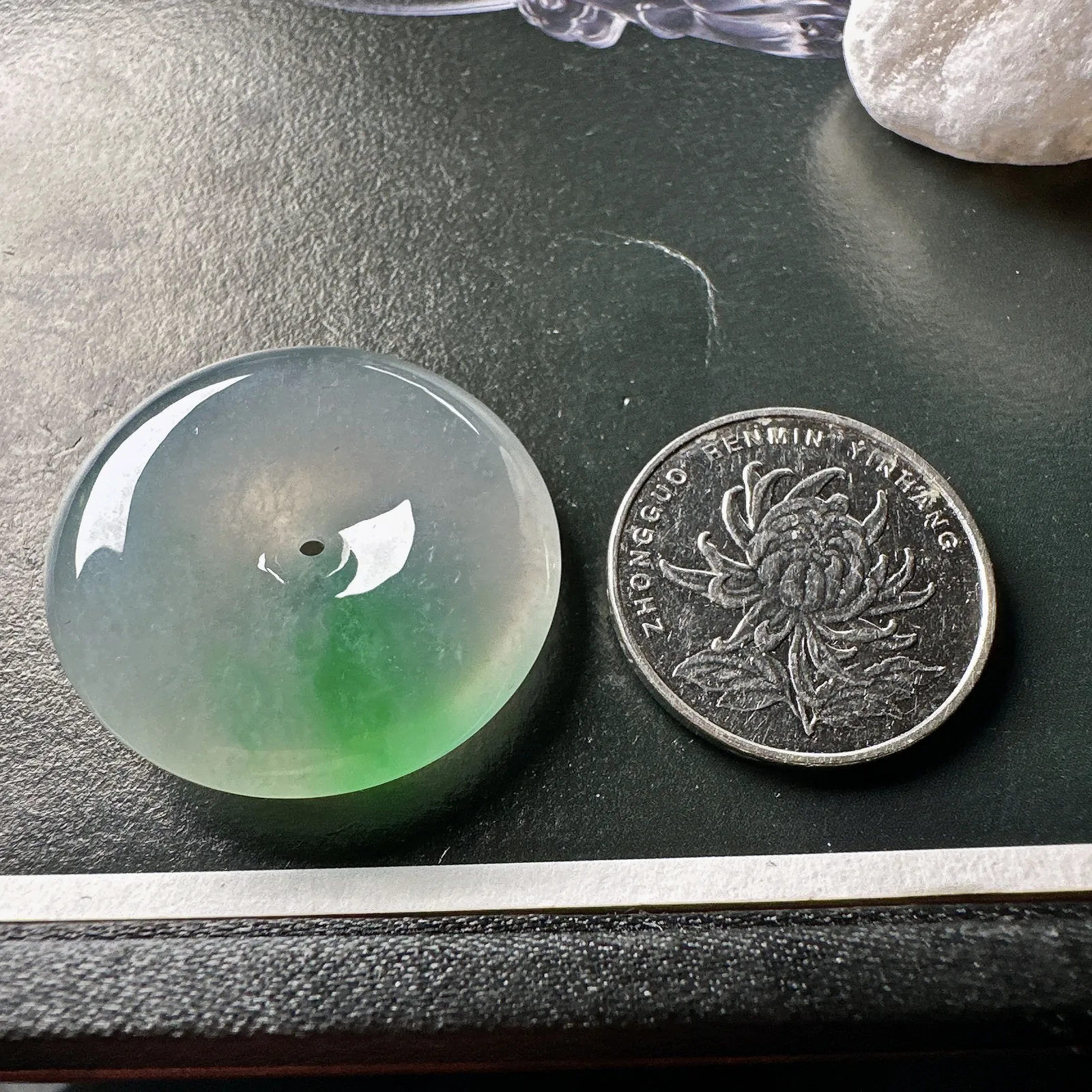 【冰种飘绿平安扣】质地非常细腻，冰润十足，种老冰透，荧光闪耀。