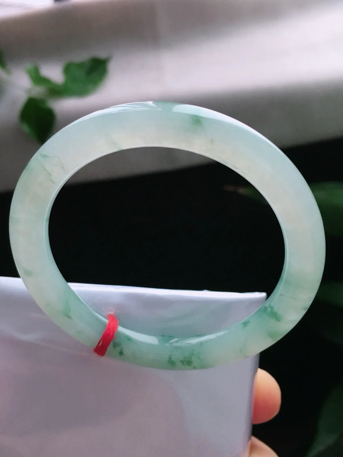 圈口51.5，圆条手镯，小圈口，飘花，玉质冰润细腻，尺寸51.5-8-7.7mm