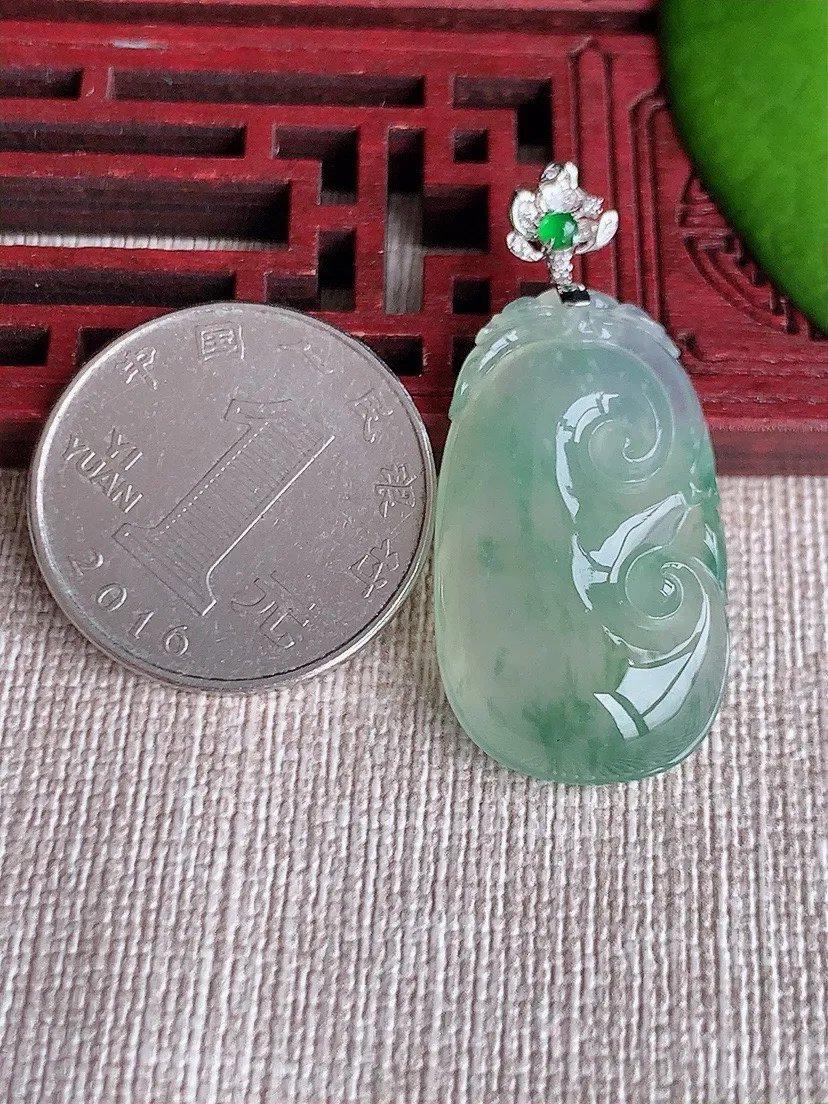 a货翡翠老坑冰种18K金扣头飘花如意吊坠 尺寸38.8×30.8×17.6×6.3mm 重量7.52g 0619