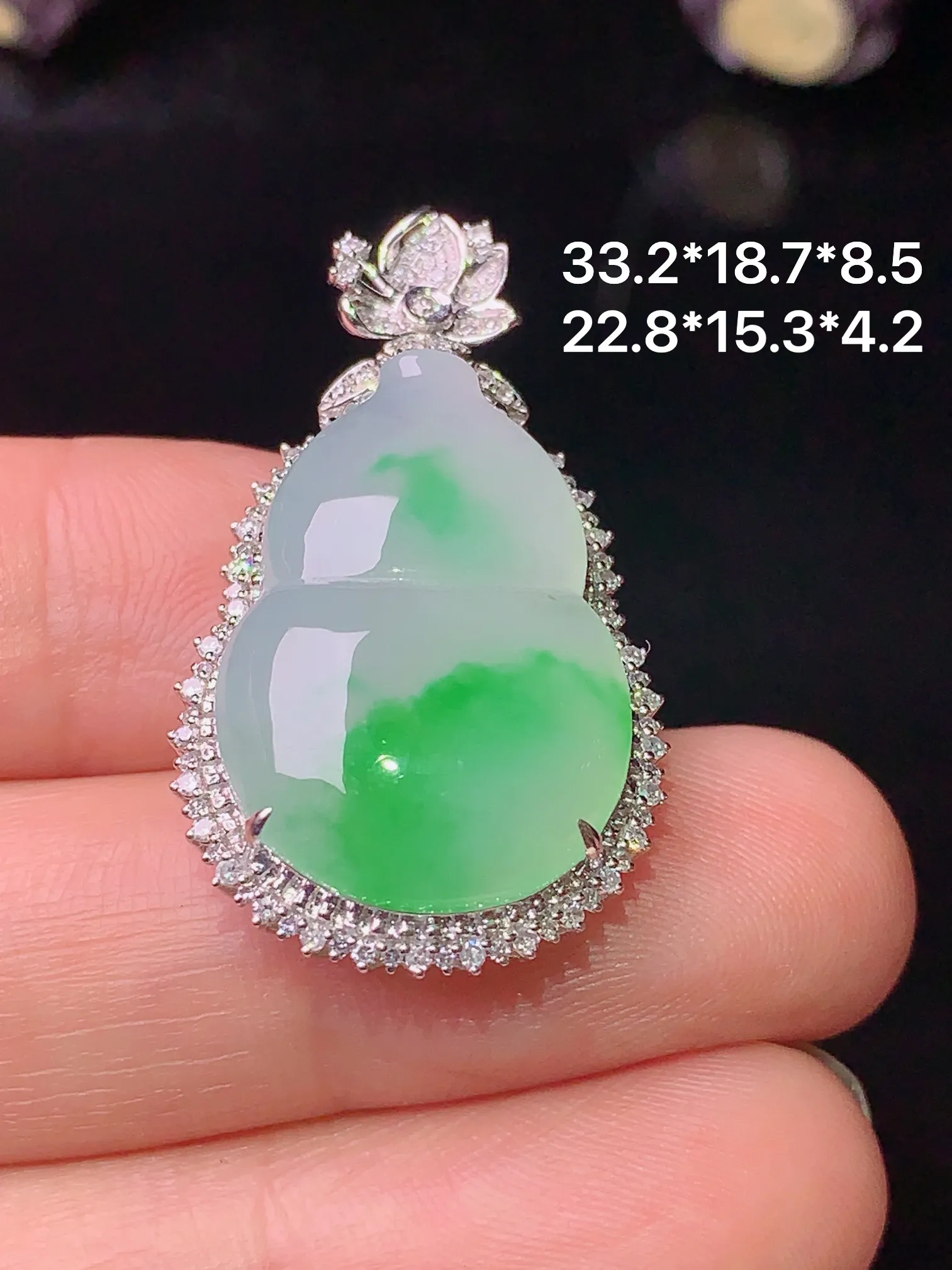 18k金钻镶嵌飘绿葫芦吊坠 玉质细腻 色泽艳丽 整体尺寸33.2*18.7*8.5