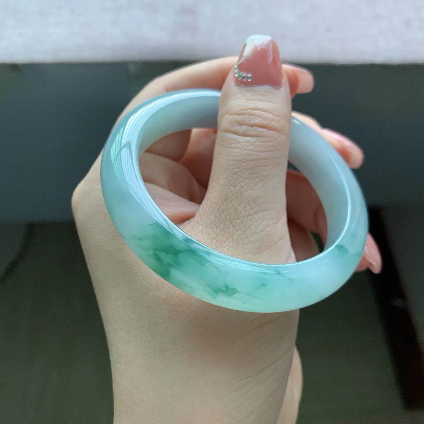 55 56圈口，自然光实拍，老坑冰胶飘花正圈翡翠手镯，尺寸:55.8-12-8mm，无纹裂重量55.31