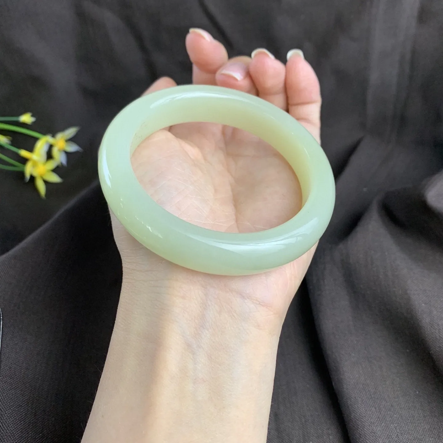 和田玉58.5圈口且末料手镯，玉质细腻油润 底色纯净 脂粉好，品质