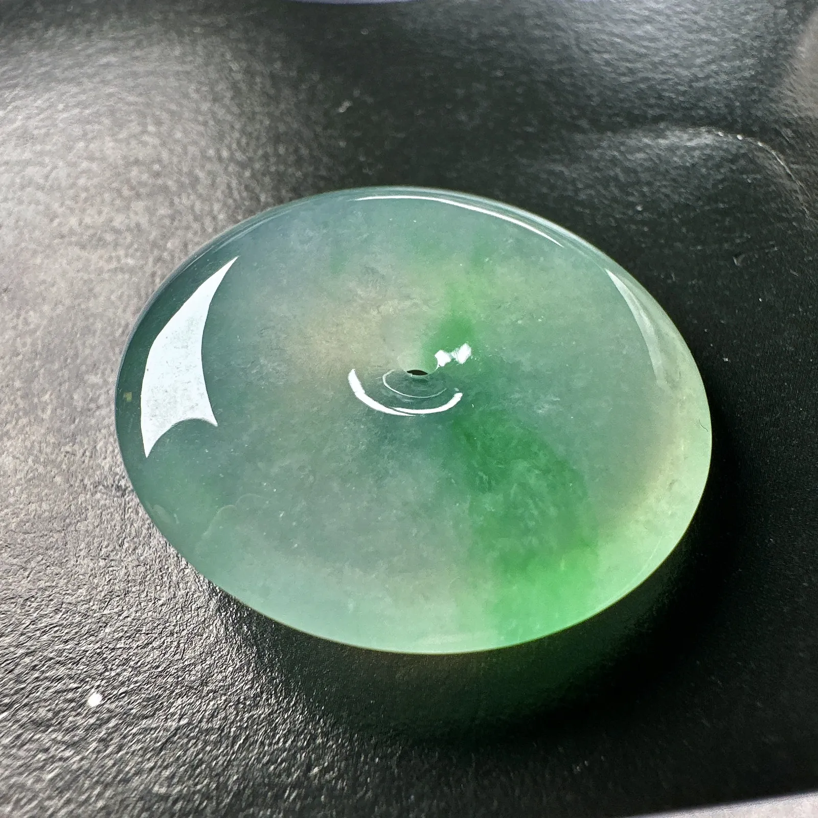【冰种飘绿平安扣】质地非常细腻，冰润十足，种老冰透，荧光闪耀