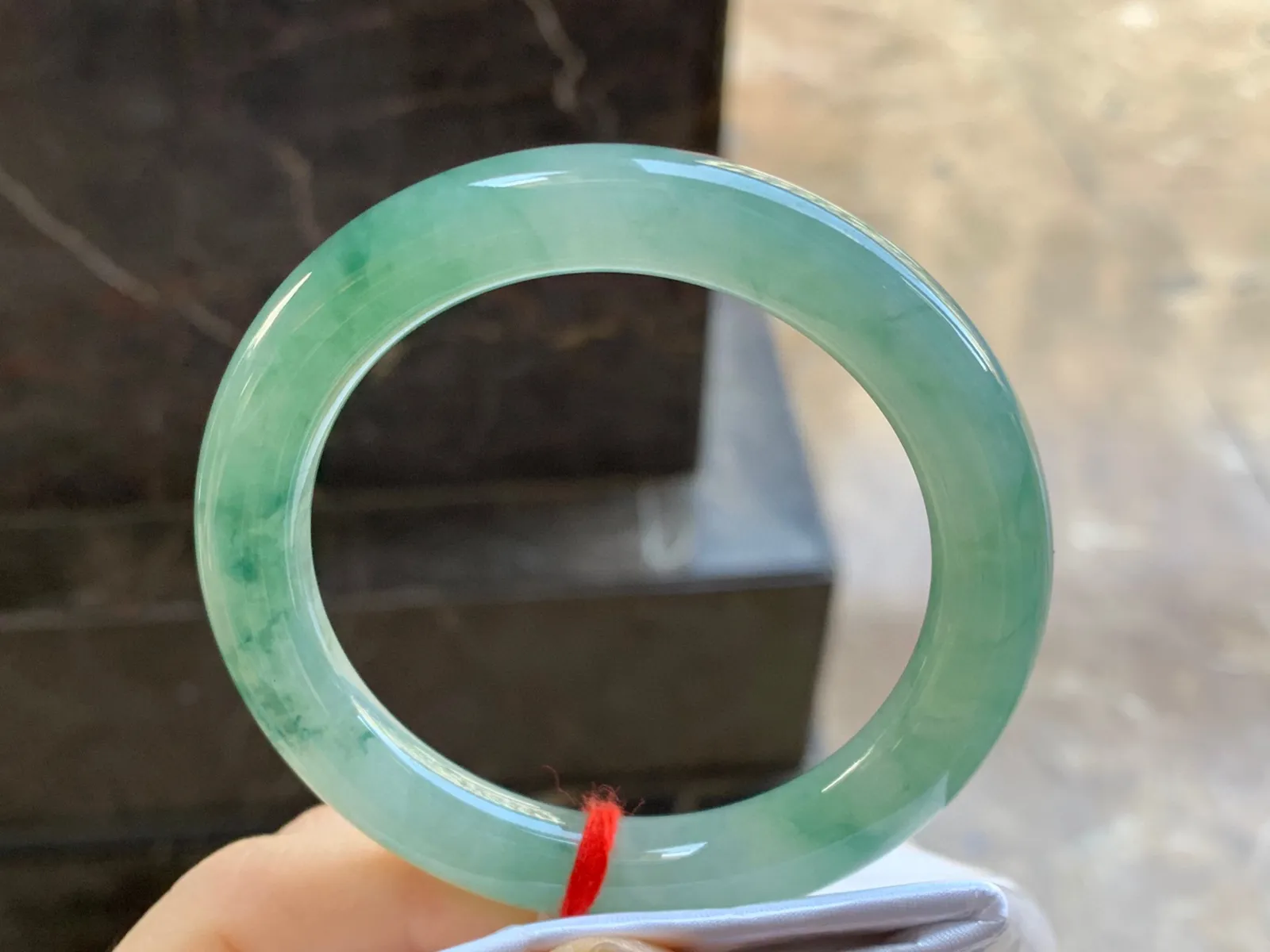 飘花圆条手镯
尺寸：54-9.6mm
种水好 有底色