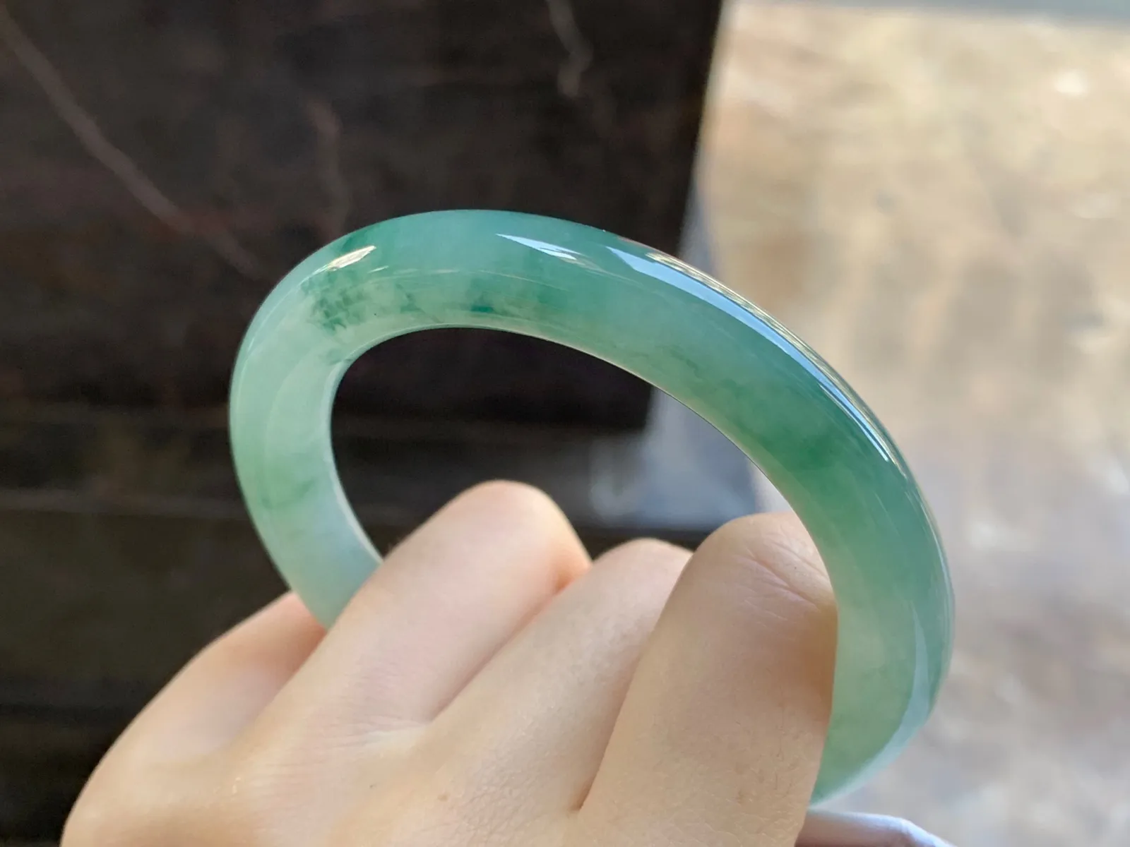 飘花圆条手镯
尺寸：54-9.6mm
种水好 有底色
