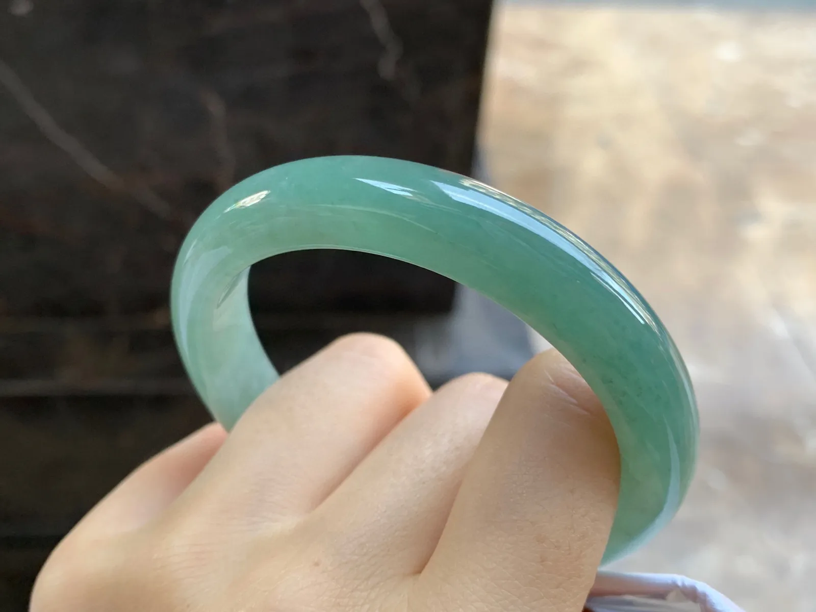 带底色手镯
尺寸：58.2-11.2-7.8mm
水润十足～很耐看的料子上手好看