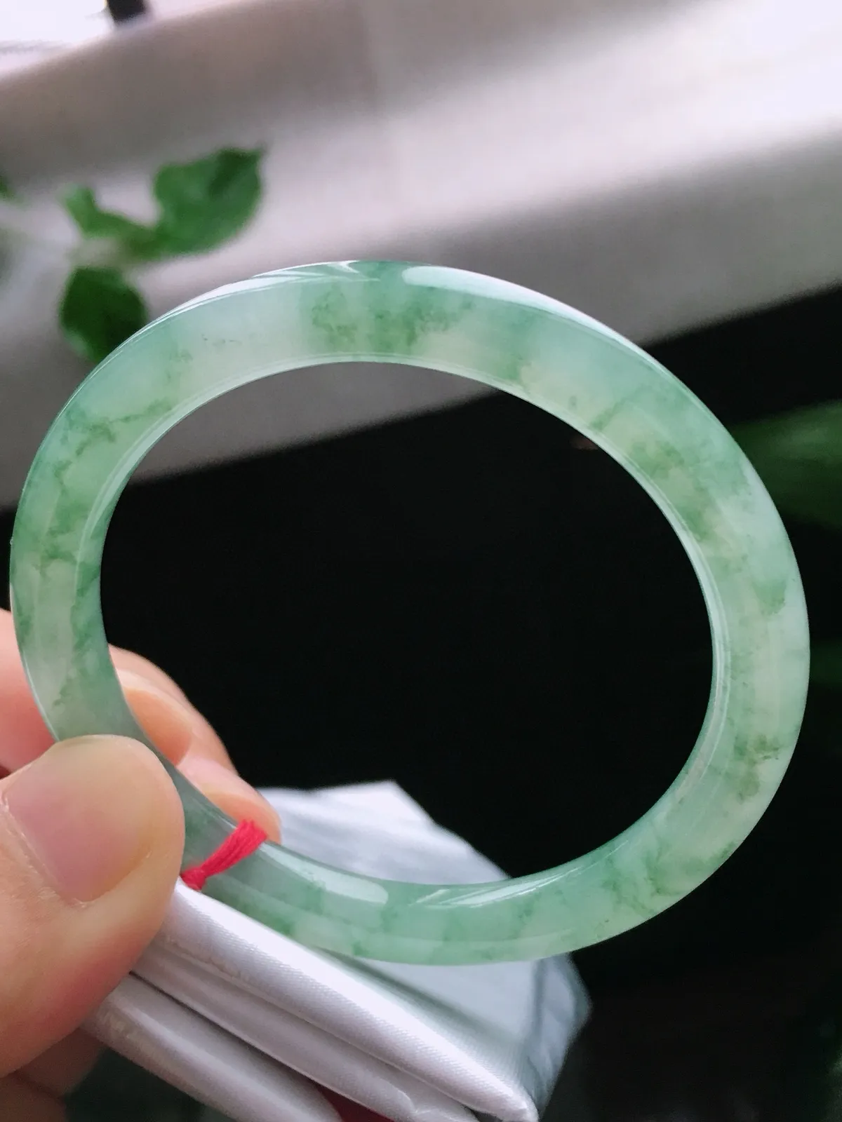 圈口55.5，圆条手镯，飘花，玉质冰润，尺寸55.5-8.1-7.5mm