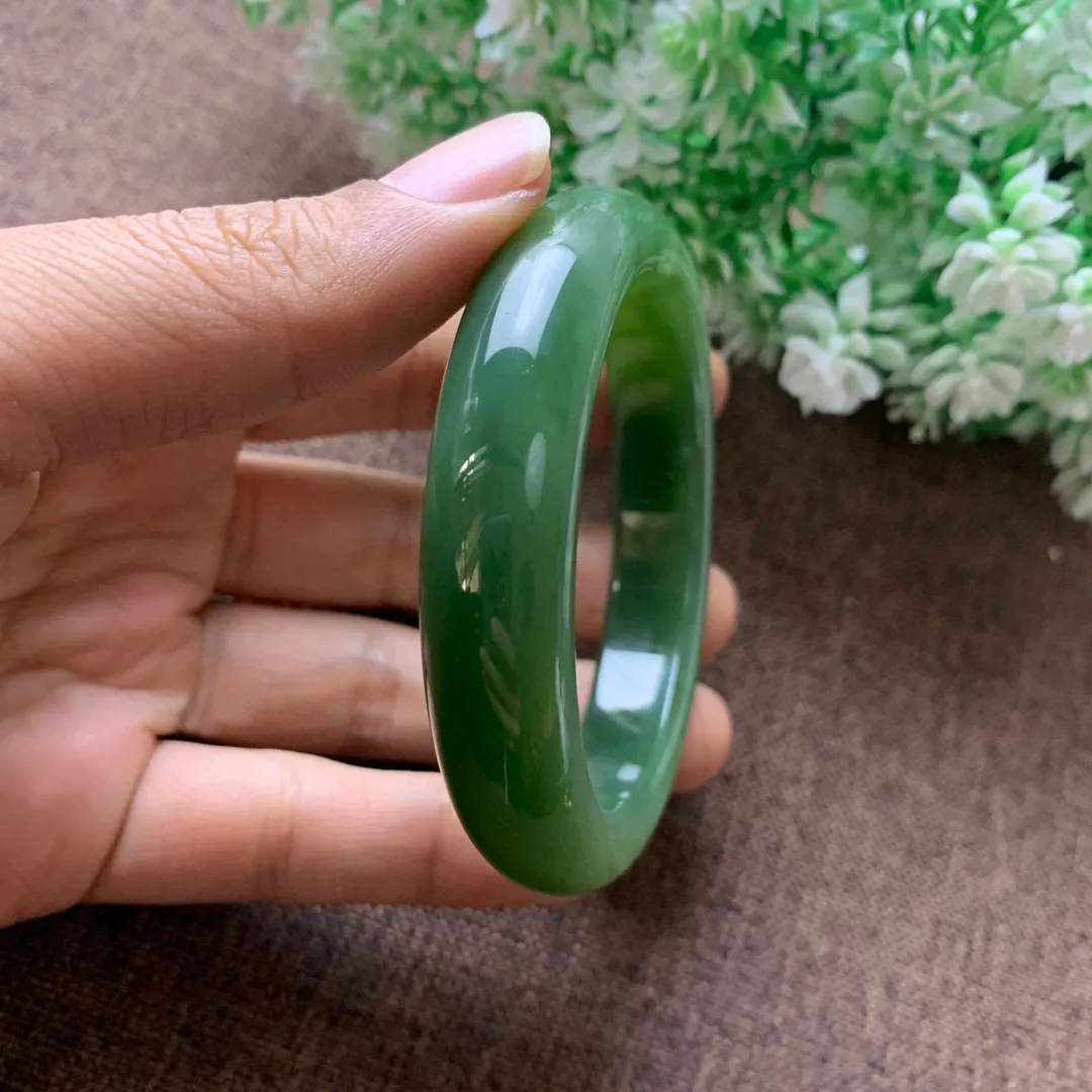 精品，圈口55.9宽13.2mm 和田玉碧玉55.9圈口阳绿色手镯！玉质细腻油润，密度紧凑，琢型圆润