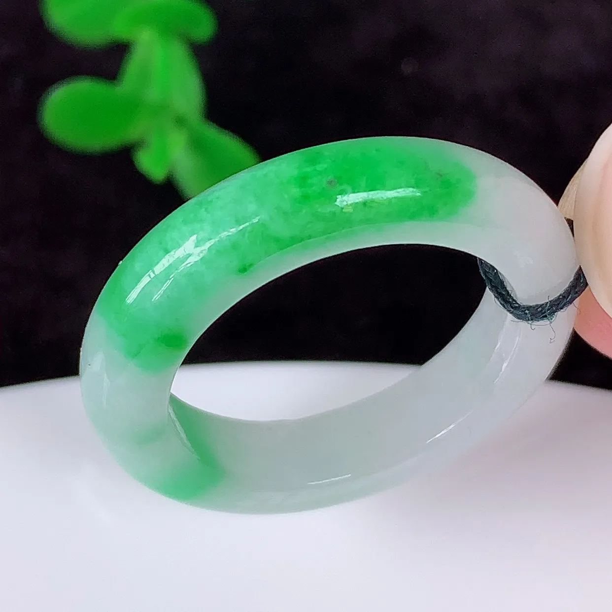 自然光实拍 冰润冰糯种飘阳绿19mm内径翡翠指环，玉戒指，玉质莹润，好精美好冰润的指环，17圈口，上